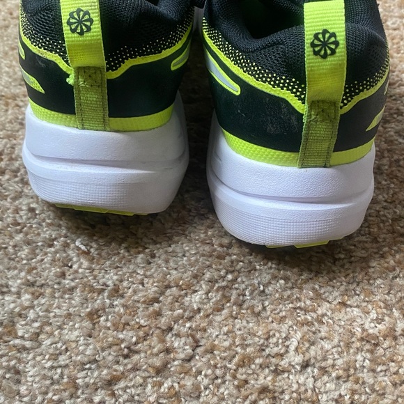 Nike Kids' Grade School Cosmic Runner Shoes, Size 3.5, Black/Volt - Picture 6 of 9